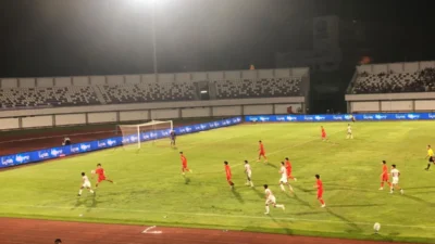 Suasana pertandingan uji coba antara Timnas U-17 Indonesia melawan China U-17 di Indomilk Arena, Tangerang, yang berakhir dengan skor 0-7, Minggu (8/2/2026).
