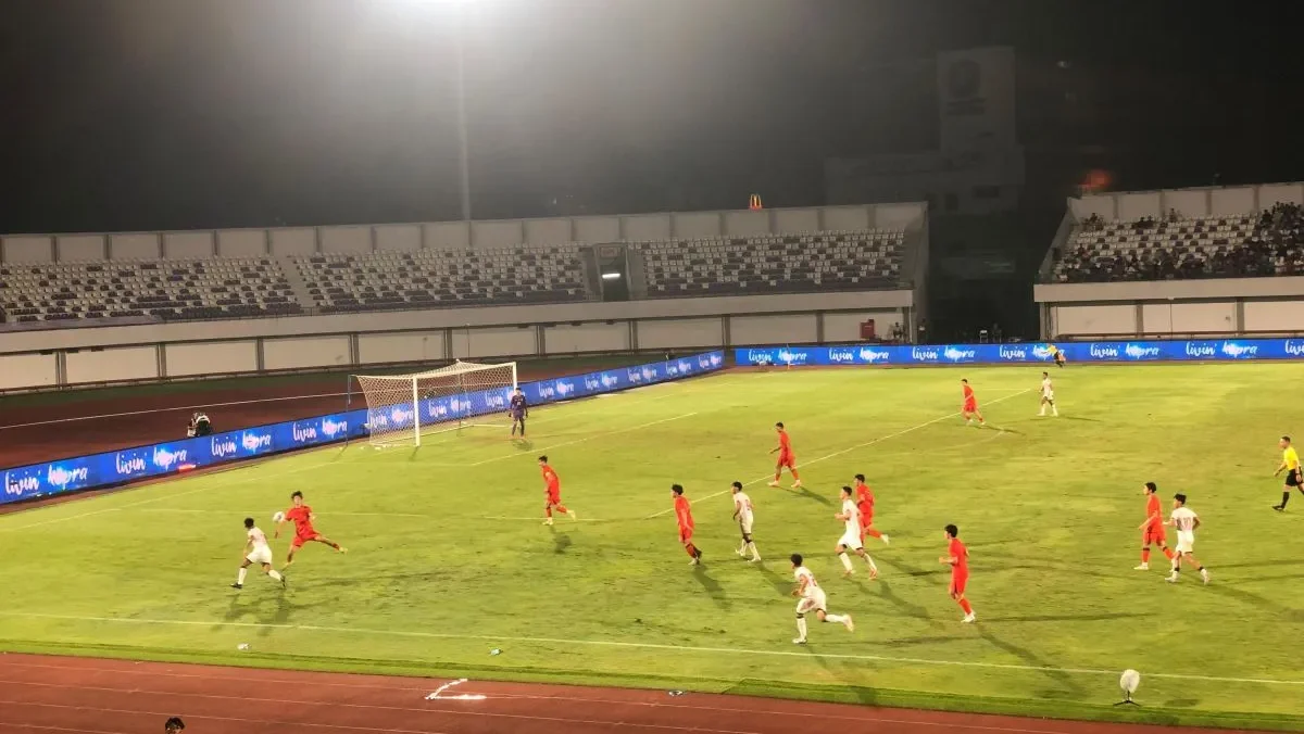 Suasana pertandingan uji coba antara Timnas U-17 Indonesia melawan China U-17 di Indomilk Arena, Tangerang, yang berakhir dengan skor 0-7, Minggu (8/2/2026).