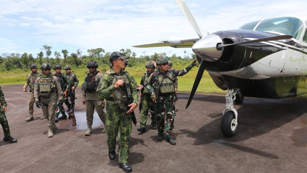 Panglima Kodau III dan Pangkogabwilhan III meninjau langsung kesiapan pesawat dan personel keamanan di landasan pacu Bandara Korowai Batu, Papua Selatan. (Dok. HO/Faktakalbar.id)