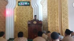 Sejumlah pejabat sedang berjalan meninjau gedung rumah susun (rusunawa) yang memiliki dinding berwarna-warni di Kota Pontianak. (Dok. HO/Faktakalbar.id)