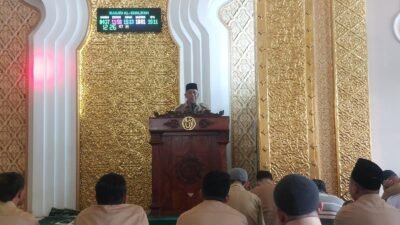 Sejumlah pejabat sedang berjalan meninjau gedung rumah susun (rusunawa) yang memiliki dinding berwarna-warni di Kota Pontianak. (Dok. HO/Faktakalbar.id)