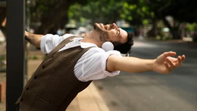 "Merasa lelah terus mengikuti tren? Simak 4 tips praktis berpindah dari FOMO ke JOMO untuk hidup yang lebih tenang, fokus, dan bahagia tanpa tekanan media sosial."