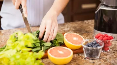 "Tetap produktif dan anti lemas saat puasa. Simak 4 tips menjaga kesehatan saat Ramadan, mulai dari pola minum 2-4-2 hingga menu sahur yang tepat."