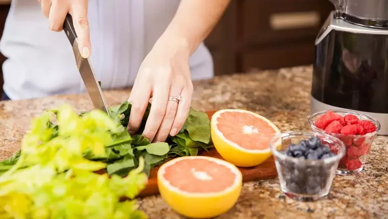 "Tetap produktif dan anti lemas saat puasa. Simak 4 tips menjaga kesehatan saat Ramadan, mulai dari pola minum 2-4-2 hingga menu sahur yang tepat."