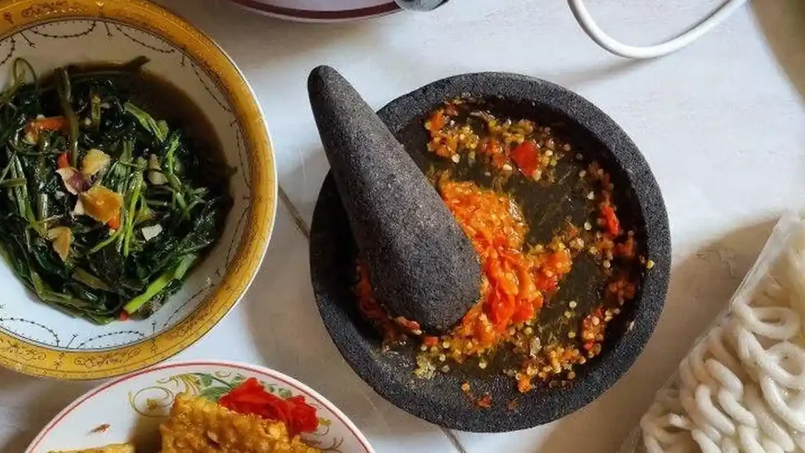 "Menjalani puasa sendiri di tanah rantau? Simak tips praktis bertahan hidup di kost selama bulan Ramadhan, mulai dari persiapan sahur hingga cara mengatasi rindu rumah."