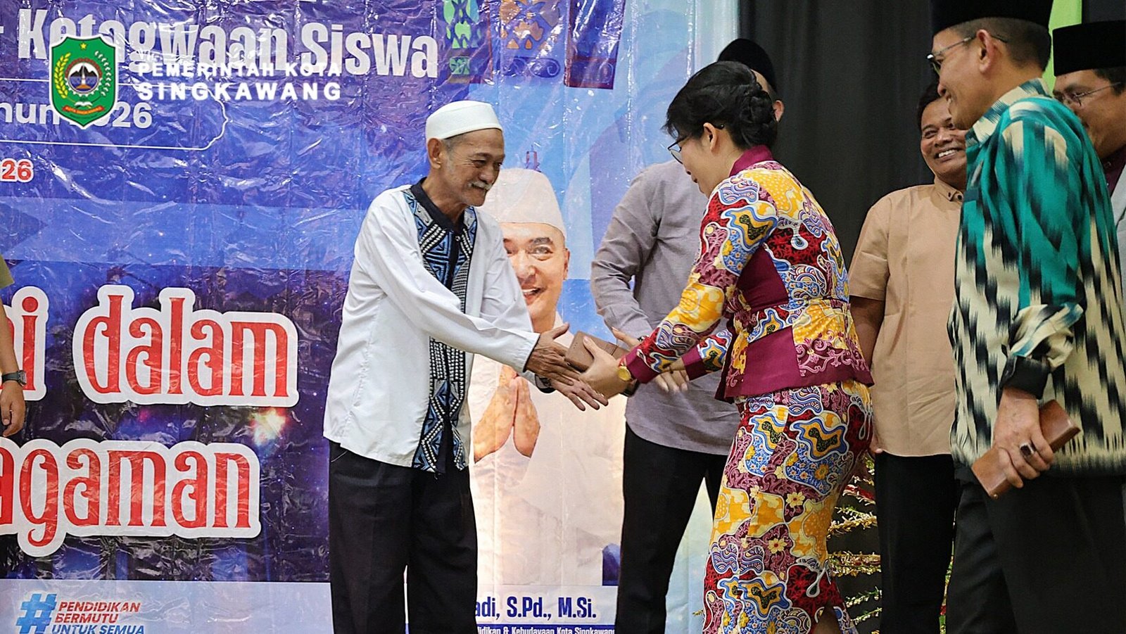 Wali Kota Singkawang Tjhai Chui Mie bersalaman dengan seorang tokoh masyarakat saat membuka Festival Penguatan Karakter Siswa di Rumah Adat Melayu. (Dok. HO/Faktakalbar.id)