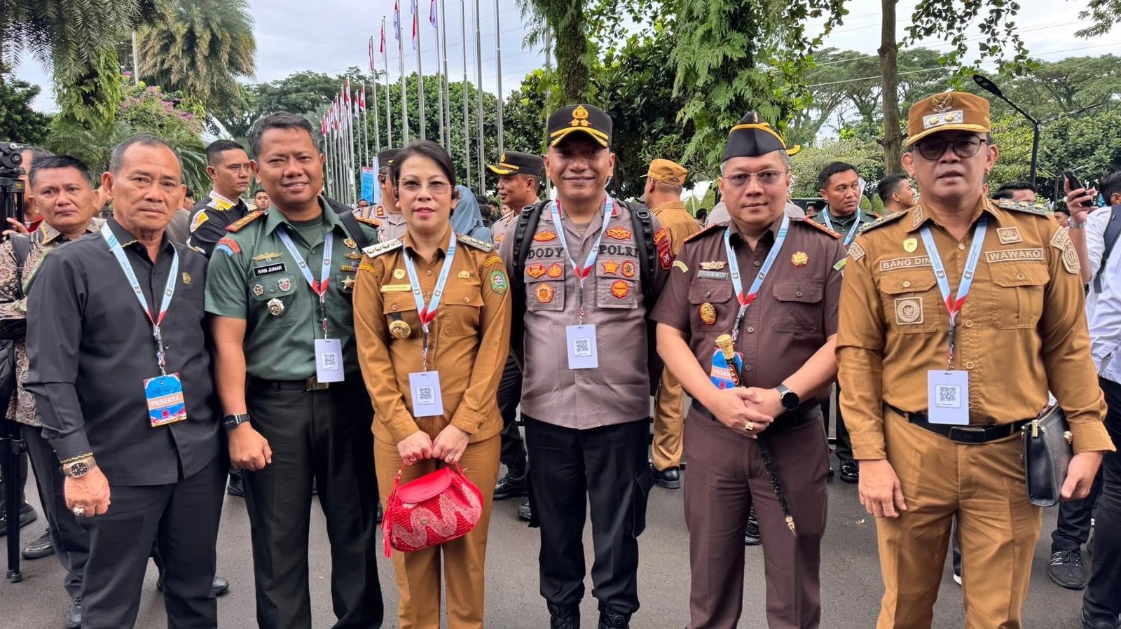 Wali Kota Singkawang Tjhai Chui Mie, Wakil Wali Kota Muhammadin, bersama jajaran Forkopimda Singkawang berfoto bersama saat menghadiri Rakornas Pemerintah Pusat dan Daerah 2026 di Sentul, Bogor. (Dok. HO/Faktakalbar.id)