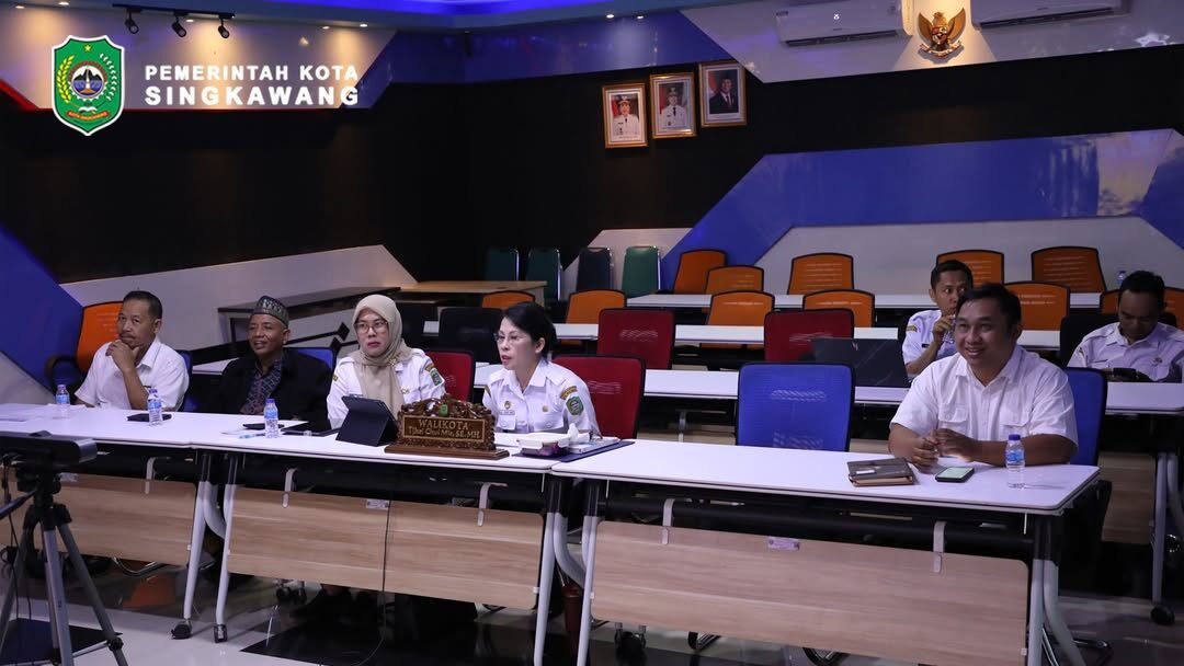 Wali Kota Singkawang Tjhai Chui Mie mengikuti Rakornas FKUB secara daring di Ruang TCM Kantor Wali Kota. (Dok. HO/Faktakalbar.id)