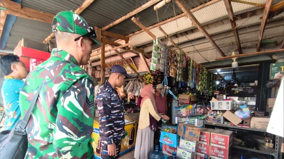 Personel Posal Kendawangan Kodaeral XII sedang memeriksa stok dan masa kedaluwarsa produk di sebuah toko kelontong untuk memastikan keamanan pangan masyarakat. (Dok. HO/Faktakalbar.id)