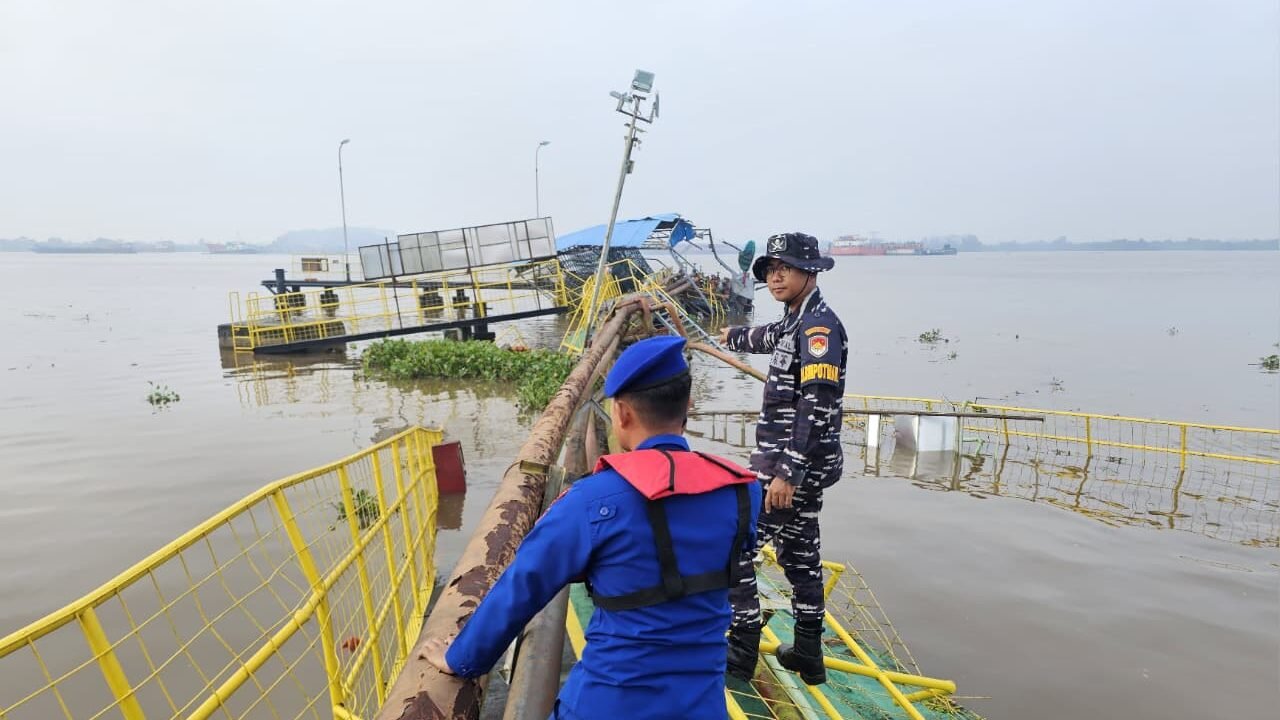 Personel Babinpotmar Kodaeral XII TNI AL meninjau kondisi dermaga PT Multimas Nabati Asahan (Wilmar) yang rusak parah usai ditabrak KM Spill Rumi di Sungai Rengas. (Dok. HO/Faktakalbar.id)
