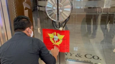 "Bea Cukai Jakarta menyegel tiga toko perhiasan mewah pada Rabu, (11/2/2026). Penindakan ini bertujuan mengaudit administrasi barang impor bernilai tinggi."