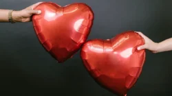 "Simak perjalanan panjang Hari Valentine yang bertransformasi dari ritual kuno Lupercalia menjadi momen kasih sayang yang diperingati secara global."