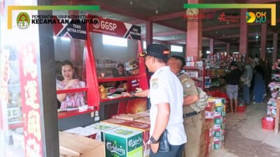 Petugas Trantib dan Pol PP Kecamatan Air Upas memberikan sosialisasi dan surat pemberitahuan kepada pemilik usaha ritel menjelang bulan suci Ramadan. (Dok. HO/Faktakalbar.id)