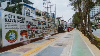 Suasana trotoar di Jalan Teuku Umar yang tertata rapi dengan mural Peta Rasa Kota Pontianak sebagai branding kuliner dan jalur pedestrian yang inklusif. (Dok. HO/Faktakalbar.id)