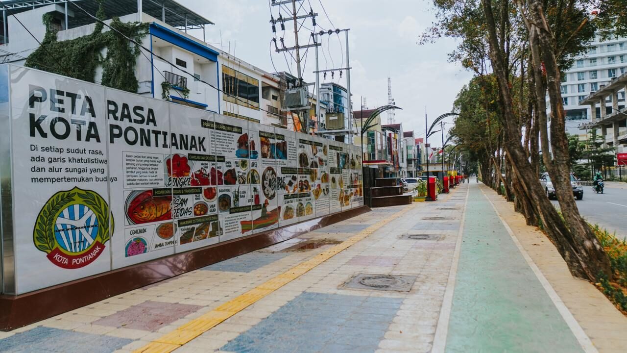 Suasana trotoar di Jalan Teuku Umar yang tertata rapi dengan mural Peta Rasa Kota Pontianak sebagai branding kuliner dan jalur pedestrian yang inklusif. (Dok. HO/Faktakalbar.id)