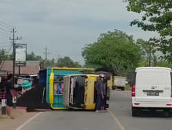 Truk Bermuatan Terbalik di Tengah Jalan Raya Sungai Nipah, Arus Lalu Lintas Terganggu