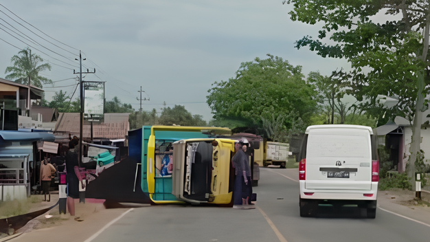 Kondisi satu unit truk bermuatan yang terbalik di tengah badan jalan dan menghambat arus lalu lintas di kawasan Sungai Nipah, Kecamatan Jungkat, Selasa (3/2/2026).