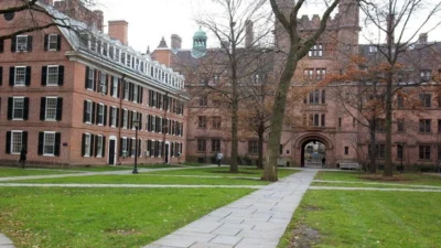 "Mencari kampus hukum impian? Simak daftar 5 universitas di dunia dengan jurusan pendidikan hukum terbaik yang menawarkan kurikulum prestisius dan jangkauan global."