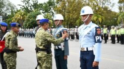 Prosesi penyematan tanda ban lengan petugas saat Upacara Gelar Operasi Gaktib dan Yustisi Polisi Militer TNI TA 2026 di Mapomdam XII/Tpr. (Dok. HO/Faktakalbar.id)