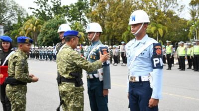 Prosesi penyematan tanda ban lengan petugas saat Upacara Gelar Operasi Gaktib dan Yustisi Polisi Militer TNI TA 2026 di Mapomdam XII/Tpr. (Dok. HO/Faktakalbar.id)