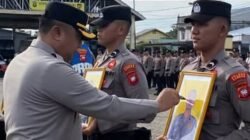 Kapolres Sambas AKBP Wahyu Jati Wibowo saat memimpin upacara Pemberhentian Tidak Dengan Hormat (PTDH) dua personel di halaman Mapolres Sambas, Senin (9/2/2026).