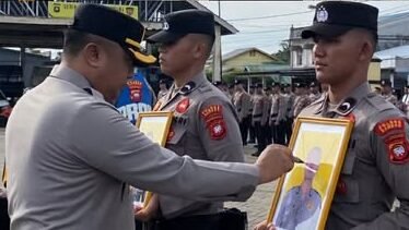 Kapolres Sambas AKBP Wahyu Jati Wibowo saat memimpin upacara Pemberhentian Tidak Dengan Hormat (PTDH) dua personel di halaman Mapolres Sambas, Senin (9/2/2026).