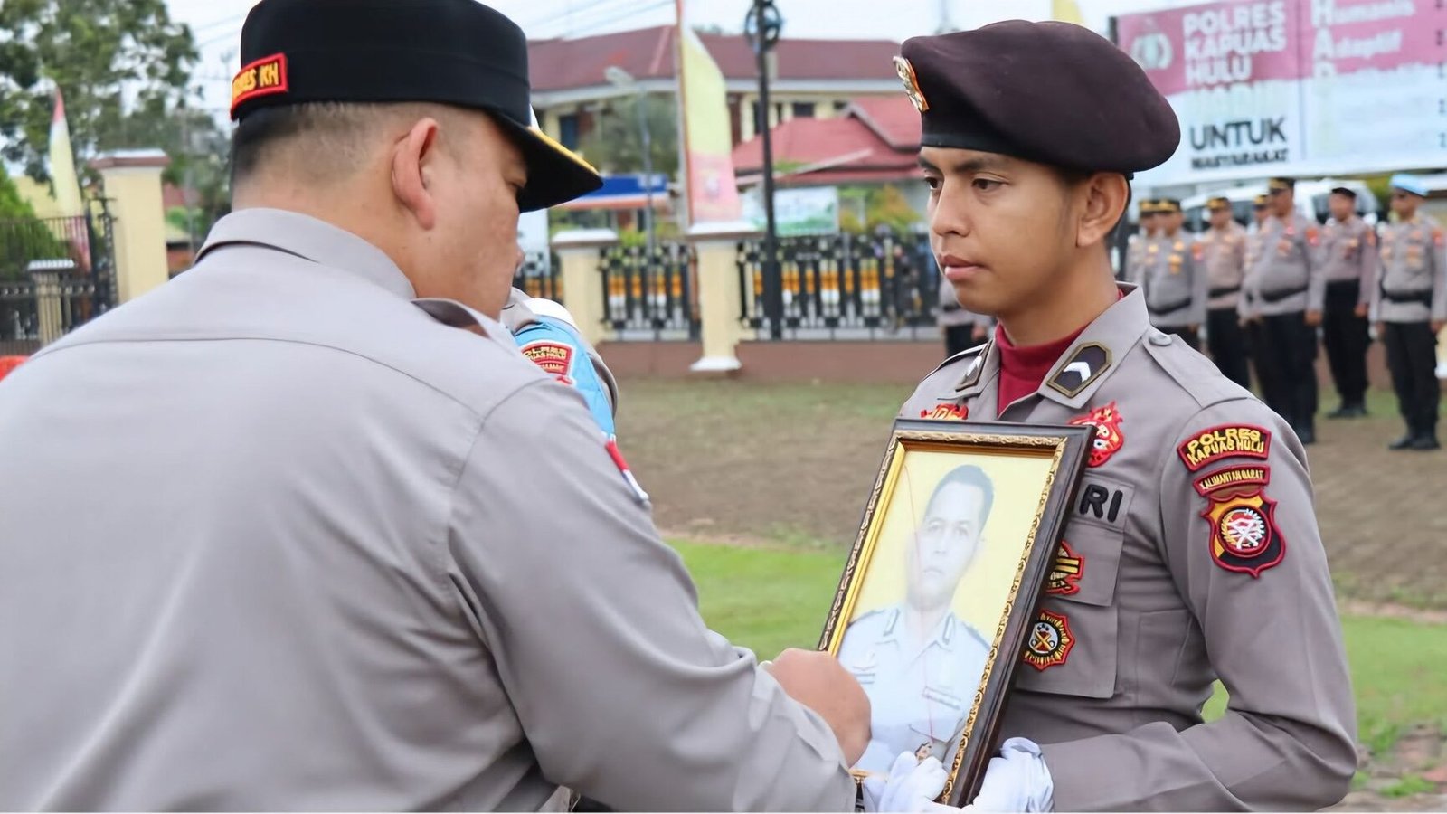 Kapolres Kapuas Hulu Roberto Aprianto Uda saat melakukan pencoretan foto personel dalam upacara Pemberhentian Tidak Dengan Hormat (PTDH) di lapangan Mapolres, Kamis (12/2/2026).