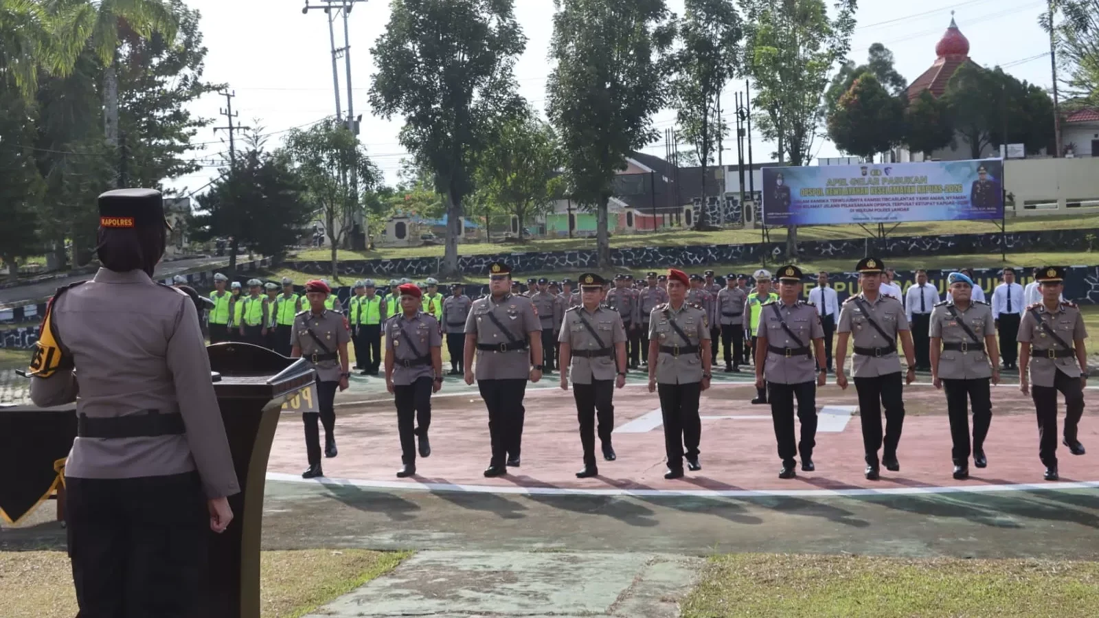 Kapolres Landak, AKBP Devi Ariantari, saat memimpin upacara pengambilan sumpah jabatan dalam serah terima jabatan (Sertijab) Pejabat Utama di halaman Mapolres Landak, Senin (9/2).