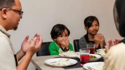 "Berapa usia ideal anak mulai berpuasa penuh? Simak saran dokter mengenai kesiapan fisik dan usia yang tepat bagi anak untuk puasa hingga magrib."