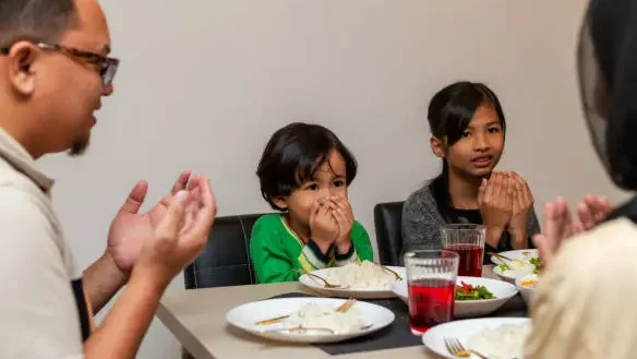 "Berapa usia ideal anak mulai berpuasa penuh? Simak saran dokter mengenai kesiapan fisik dan usia yang tepat bagi anak untuk puasa hingga magrib."