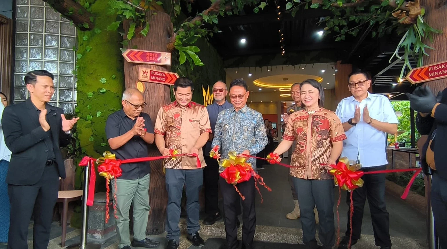 "Wali Kota Pontianak Edi Kamtono menyebut kehadiran Pusaka Minang & Garagara Coffee dengan konsep hutan tropis mampu mendongkrak PAD dan membuka lapangan pekerjaan baru bagi warga."