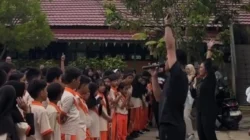 Tim BKSDA Kalimantan Barat memberikan edukasi konservasi kepada siswa SDN 2 Singkawang melalui kegiatan Visit to School. (Dok. HO/Faktakalbar.id)