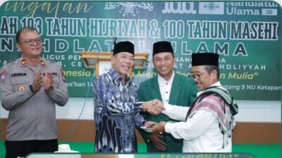 Wakil Bupati Ketapang Jamhuri Amir menyerahkan piala penghargaan kepada pemenang lomba pada acara Harlah NU ke-103 di Gedung Bintang 9. (Dok. HO/Faktakalbar.id)