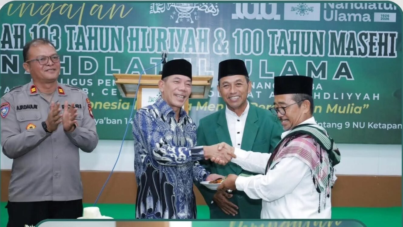 Wakil Bupati Ketapang Jamhuri Amir menyerahkan piala penghargaan kepada pemenang lomba pada acara Harlah NU ke-103 di Gedung Bintang 9. (Dok. HO/Faktakalbar.id)