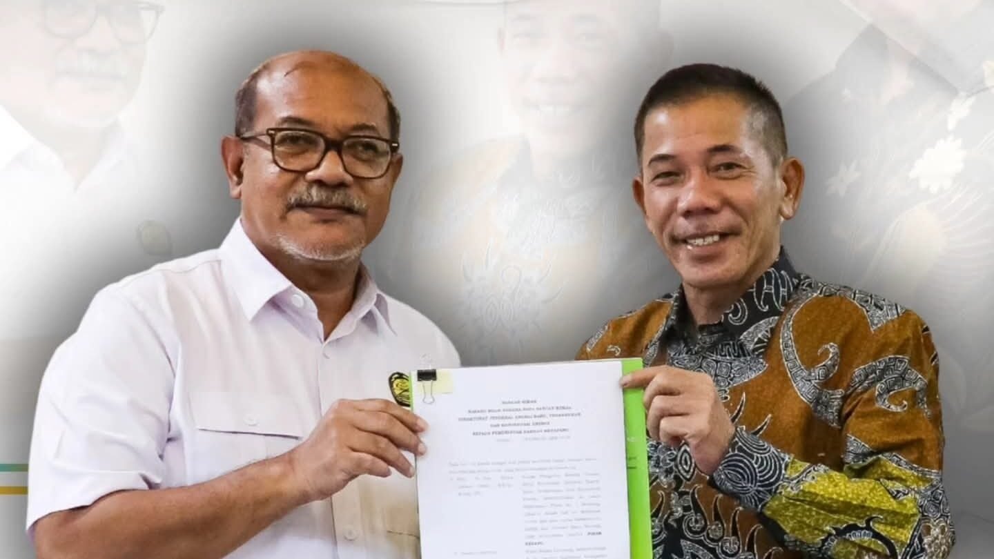 Wakil Bupati Ketapang Jamhuri Amir menerima dokumen serah terima hibah Barang Milik Negara dari pejabat Ditjen EBTKE Kementerian ESDM. (Dok. HO/Faktakalbar.id)