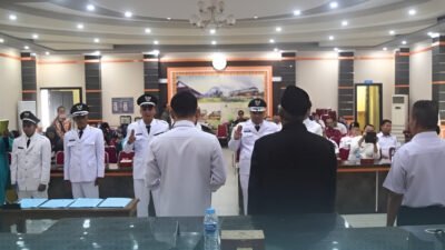 Wabup Sintang Florensius Ronny melantik 4 Kades baru. Ia memberi ultimatum agar Kades tidak menganggap anggaran desa sebagai uang pribadi atau milik tim sukses. (Dok: Prokopim Sintang)