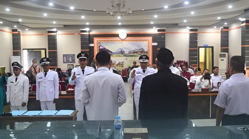 Wabup Sintang Florensius Ronny melantik 4 Kades baru. Ia memberi ultimatum agar Kades tidak menganggap anggaran desa sebagai uang pribadi atau milik tim sukses. (Dok: Prokopim Sintang)