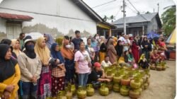 Wakil Bupati Kubu Raya Sukiryanto sedang memberikan keterangan terkait pengawasan distribusi gas melon dalam kegiatan operasi pasar elpiji tiga kilogram di Desa Batu Ampar. (Dok. HO/Faktakalbar.id)