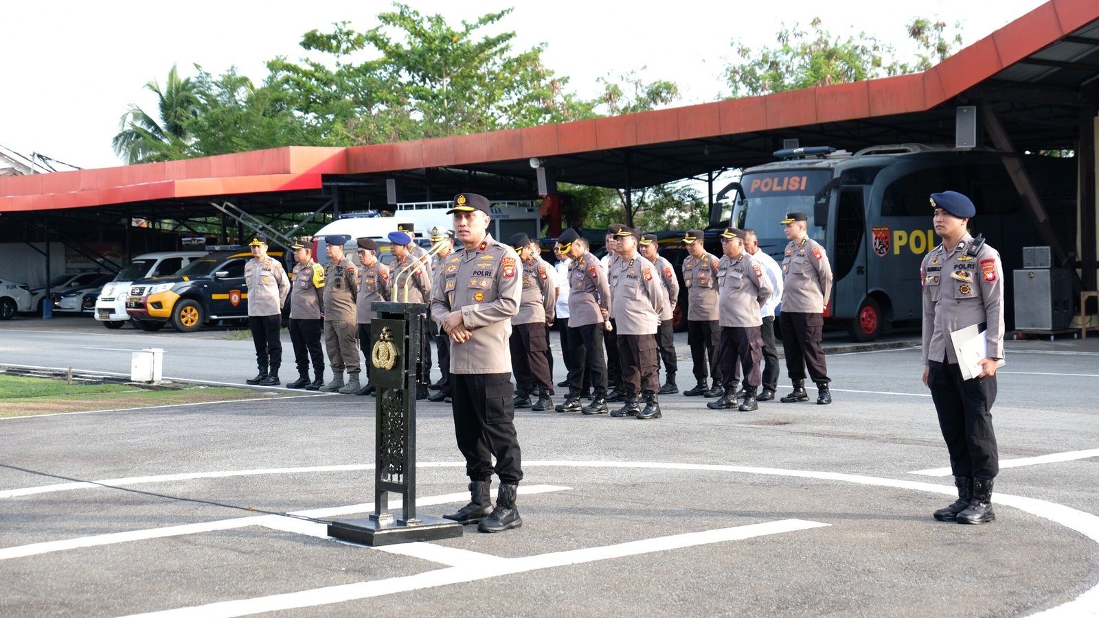 Wakapolda Kalbar, Brigjen Pol Hindarsono, saat memberikan arahan kepada personel dalam apel pagi perdana di Lapangan Jananuraga, Senin (9/2/2026).