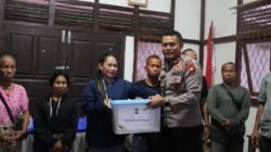 Wakapolres Ketapang, Hoerrudin, menyerahkan bantuan tali asih kepada perwakilan warga Kecamatan Air Upas usai sesi dialog mengenai keamanan dan ketertiban masyarakat, Rabu (11/2/2026).