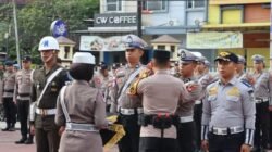 Wakapolres Sanggau, KOMPOL Radian Andy Pratomo, melakukan pemeriksaan pasukan sebagai tanda kesiapan personel dalam menekan angka kecelakaan lalu lintas melalui operasi terpusat di Kabupaten Sanggau.