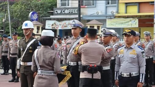 Wakapolres Sanggau, KOMPOL Radian Andy Pratomo, melakukan pemeriksaan pasukan sebagai tanda kesiapan personel dalam menekan angka kecelakaan lalu lintas melalui operasi terpusat di Kabupaten Sanggau.