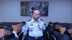Wakasau Marsdya TNI Ir. Tedi Rizalihadi S., M.M. meninjau langsung pelaksanaan tes psikologi berbasis komputer yang diikuti oleh para kadet di Dinas Psikologi TNI AU. (Dok. HO/Faktakalbar.id)
