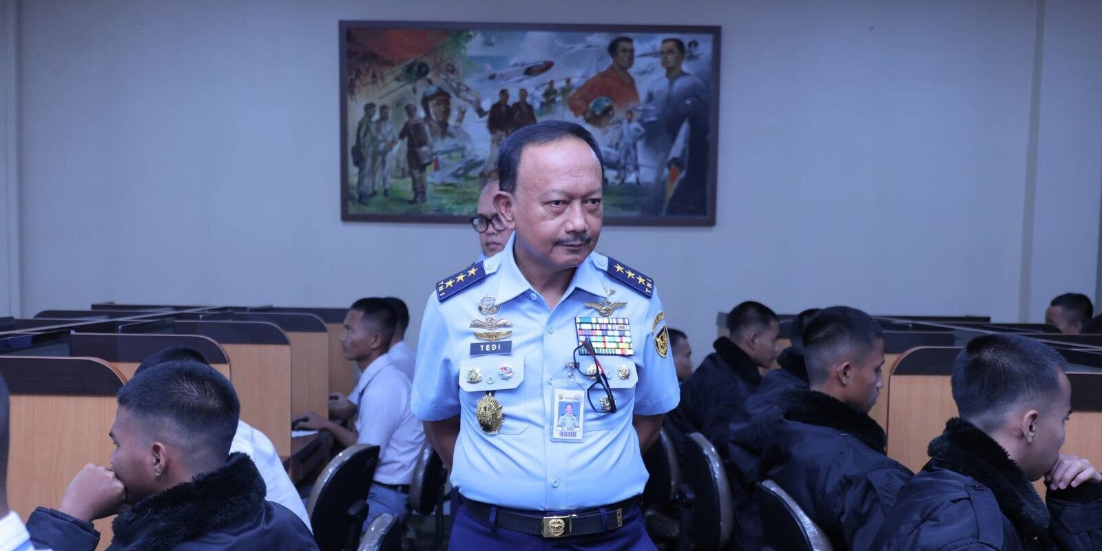 Wakasau Marsdya TNI Ir. Tedi Rizalihadi S., M.M. meninjau langsung pelaksanaan tes psikologi berbasis komputer yang diikuti oleh para kadet di Dinas Psikologi TNI AU. (Dok. HO/Faktakalbar.id)