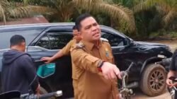 Wakil Bupati Landak Erani bertemu dengan karyawan PT Satria Multi Sukses yang terlibat perselisihan aturan kerja. (Dok. Ist)