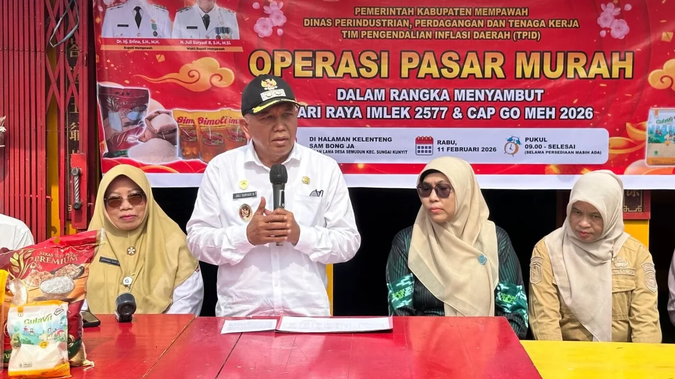 Pemkab Mempawah gelar Pasar Murah Mempawah di Klenteng Sam Bong Ja guna stabilkan harga sembako jelang Imlek 2577. Paket sembako subsidi dijual seharga Rp95 ribu.
