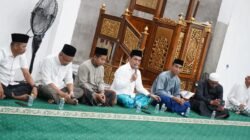 Wakil Wali Kota Pontianak Bahasan berbicara menggunakan mikrofon saat memberikan sambutan di depan jamaah Masjid As Su’ada dalam kegiatan Safari Ramadan. (Dok. HO/Faktakalbar.id)
