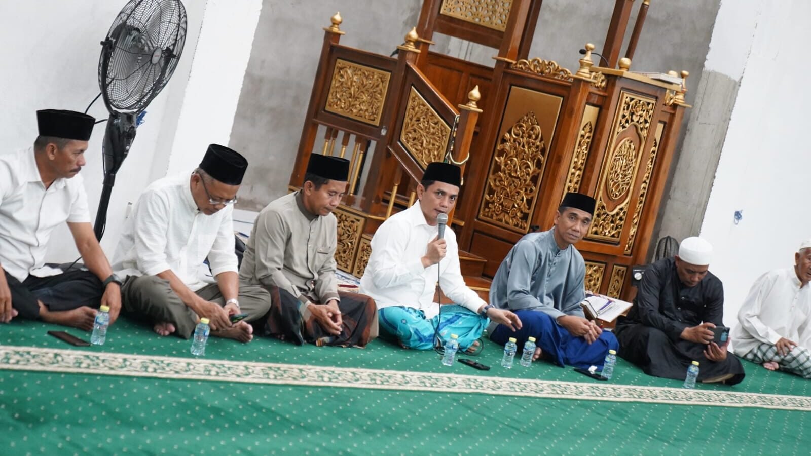 Wakil Wali Kota Pontianak Bahasan berbicara menggunakan mikrofon saat memberikan sambutan di depan jamaah Masjid As Su’ada dalam kegiatan Safari Ramadan. (Dok. HO/Faktakalbar.id)