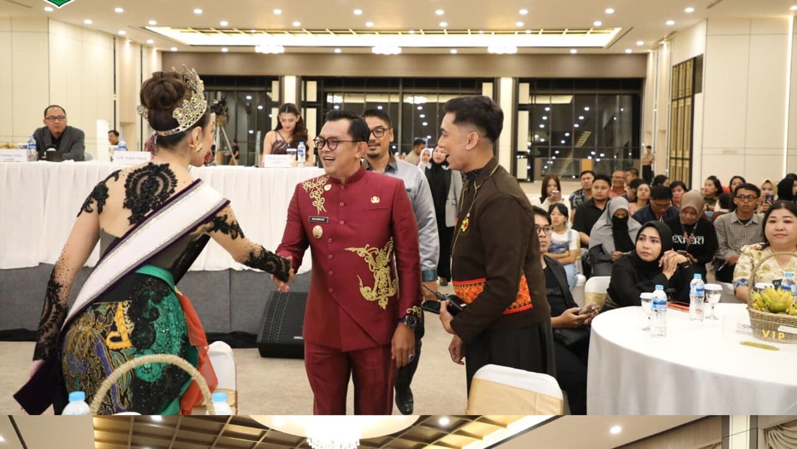 Wakil Wali Kota Singkawang Muhammadin menyalami salah satu finalis dan berfoto bersama tamu undangan di Malam Grand Final Putri Indonesia Kalimantan Barat 2026. (Dok. HO/Faktakalbar.id)
