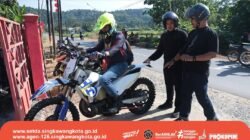 Wakil Wali Kota Singkawang Muhammadin tiba menggunakan motor trail untuk menyerahkan paket Imlek di Klenteng Fuk Nung Kiun. (Dok. HO/Faktakalbar.id)